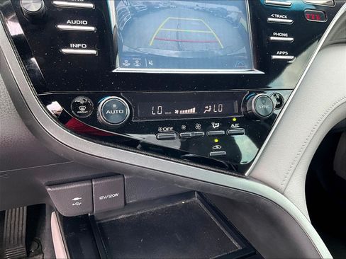 Used 2018 Toyota Camry XSE FWD image 14
