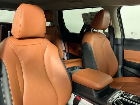 Used 2024 Kia Carnival SX Prestige image 31