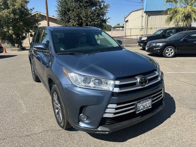 Used 2018 Toyota Highlander XLE w/ Carpet Mat Package (TMS) FWD image 16