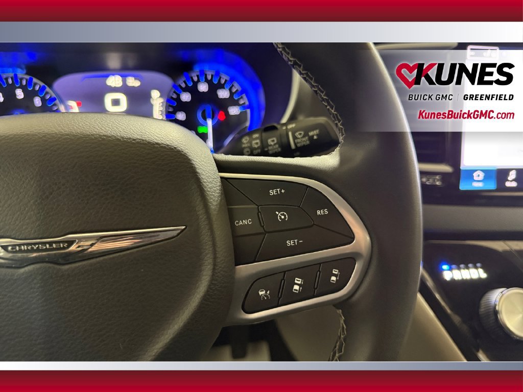 Used 2023 Chrysler Pacifica Touring-L FWD image 18