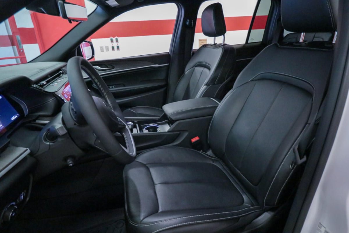 Used 2026 Jeep Grand Cherokee Limited AWD/4WD image 11