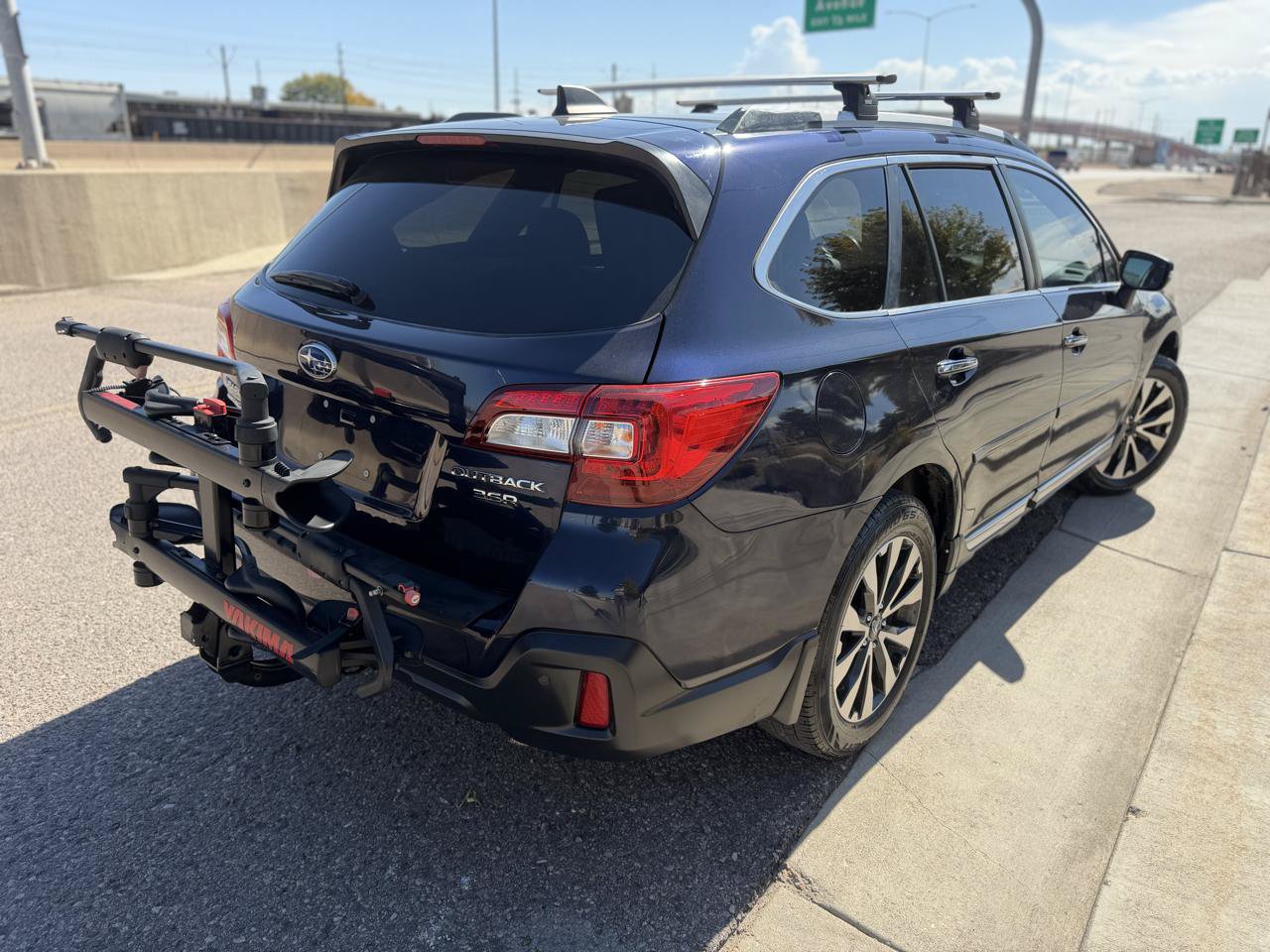 Used 2018 Subaru Outback 3.6R Touring w/ Popular Package #3 AWD/4WD image 8