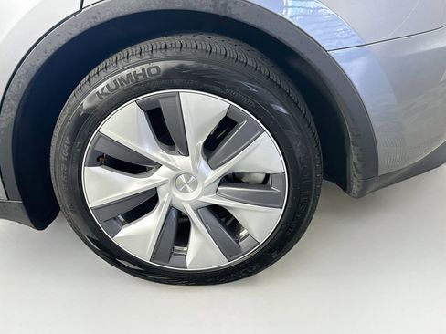 Used 2024 Tesla Model Y Long Range AWD/4WD image 11