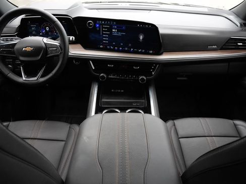 Used 2025 Chevrolet Suburban High Country image 5