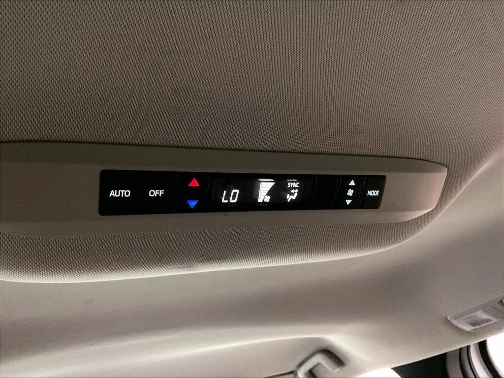Used 2025 Toyota Sienna LE FWD image 38