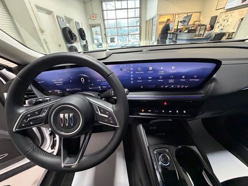Used 2025 Buick Envision Preferred image 11