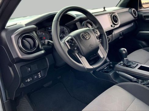 Used 2022 Toyota Tacoma TRD Off-Road AWD/4WD image 17
