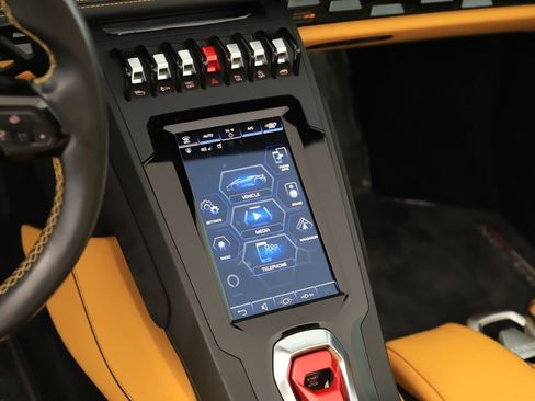 Used 2020 Lamborghini Huracan EVO RWD image 18