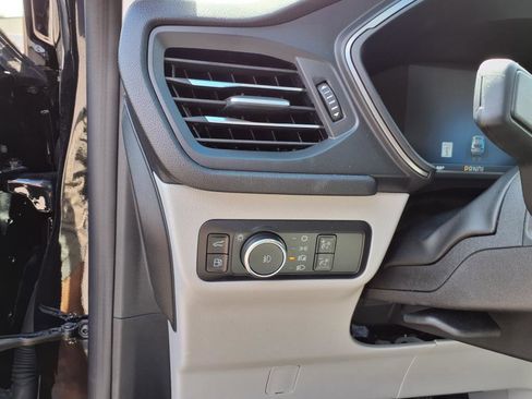 Used 2025 Ford Escape SE w/ Class II Trailer Tow Package image 10