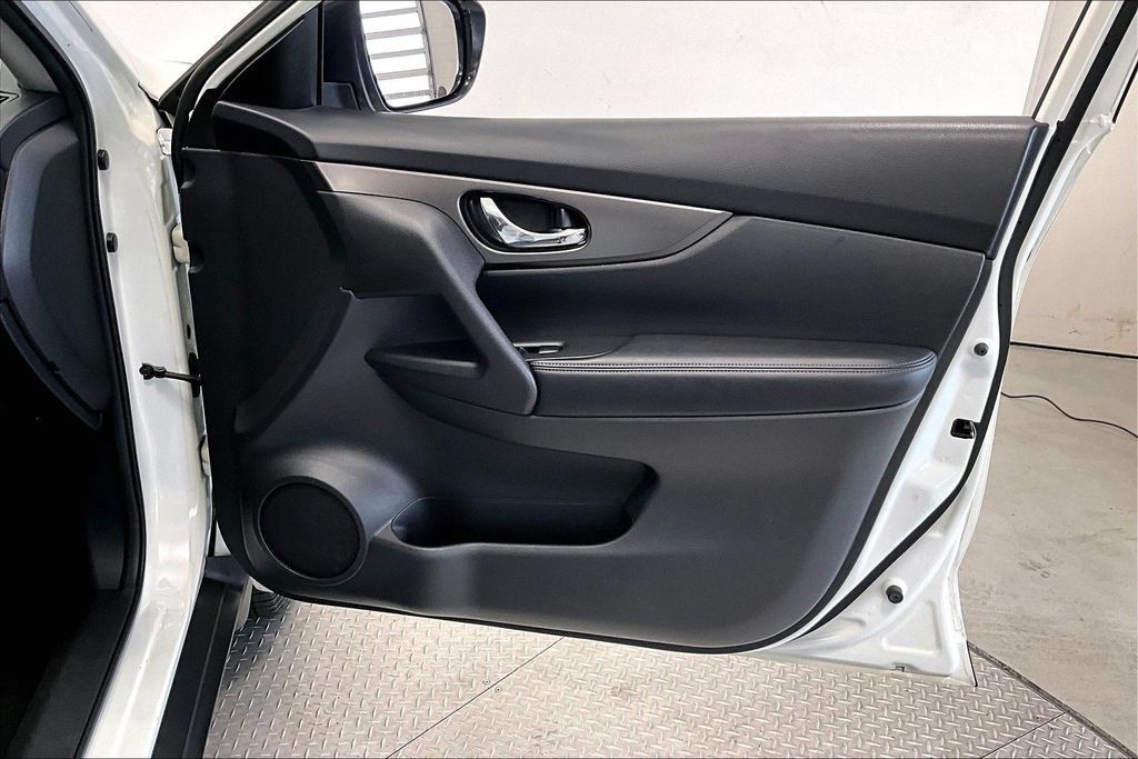 Used 2015 Nissan Rogue SV AWD/4WD image 18