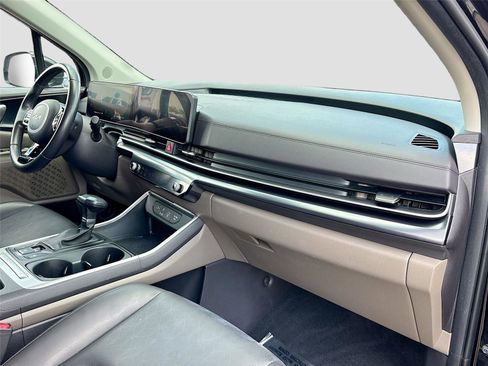 Used 2025 Kia Carnival FWD image 30