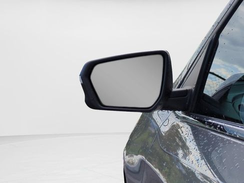 Used 2018 Chevrolet Equinox Premier FWD image 28