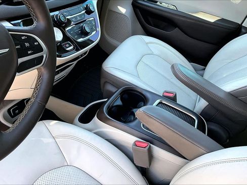 Used 2017 Chrysler Pacifica Touring-L Plus FWD image 13