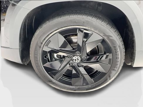 Used 2025 Volkswagen Taos SE FWD image 13