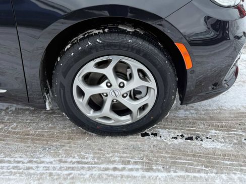 Used 2023 Chrysler Pacifica Limited image 7