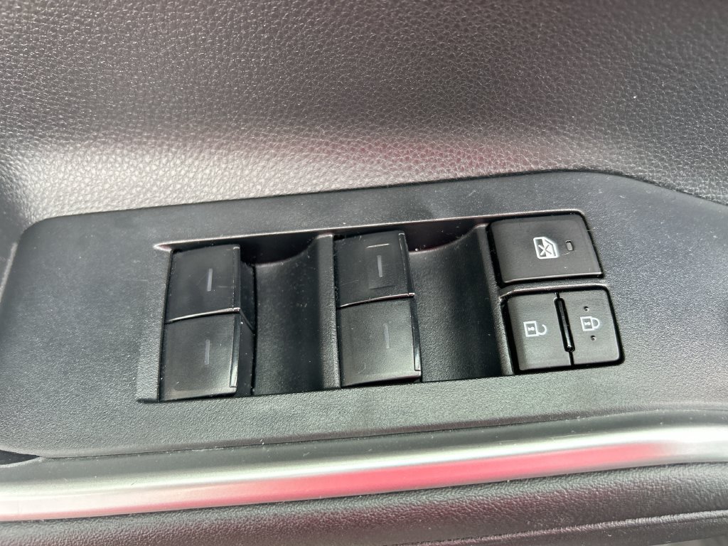 Used 2024 Toyota Highlander LE AWD/4WD image 13