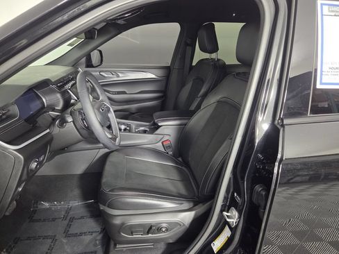 Used 2025 Jeep Grand Cherokee Altitude RWD image 9