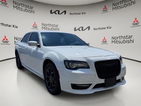 Used 2022 Chrysler 300 Touring L w/ Comfort Group image 5