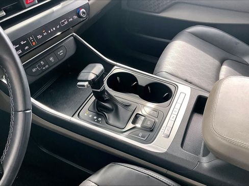 Used 2025 Kia Carnival FWD image 16