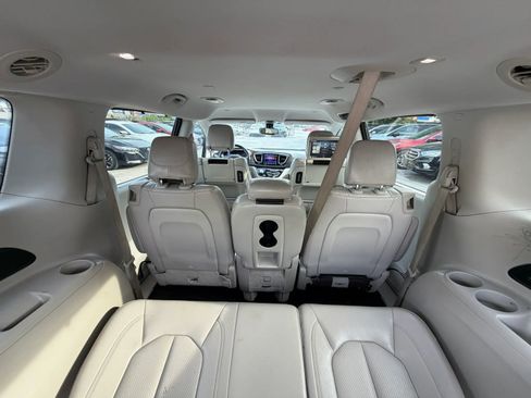 Used 2017 Chrysler Pacifica Touring-L Plus w/ Tire & Wheel Group FWD image 13