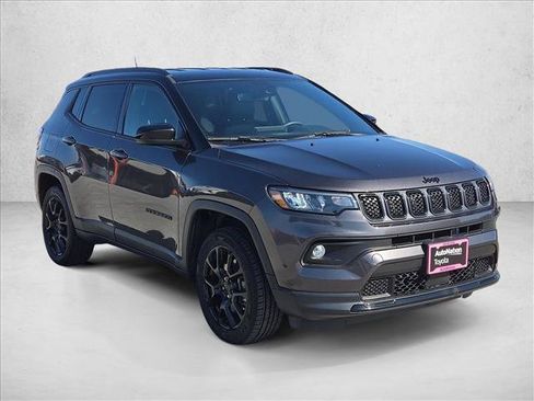 Used 2023 Jeep Compass Latitude AWD/4WD image 3