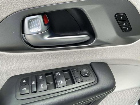 Used 2024 Chrysler Pacifica Touring-L FWD image 15