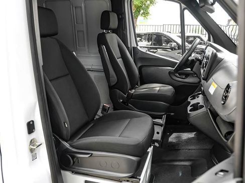 Used 2025 Mercedes-Benz Sprinter 2500 image 24