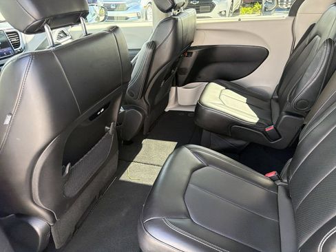 Used 2024 Chrysler Pacifica Touring-L FWD image 12