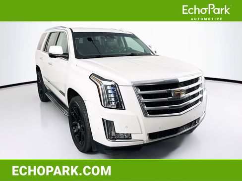 Used 2017 Cadillac Escalade Luxury RWD image 1