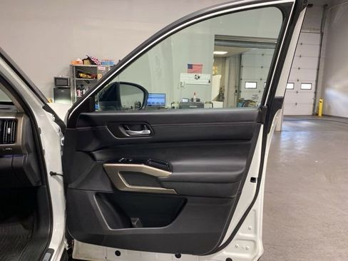 Used 2024 Nissan Pathfinder Platinum AWD/4WD image 31