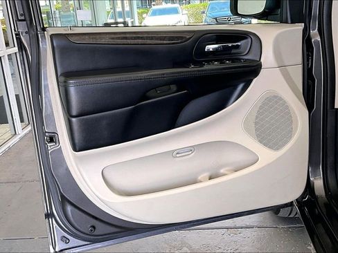 Used 2018 Dodge Grand Caravan SE FWD image 19