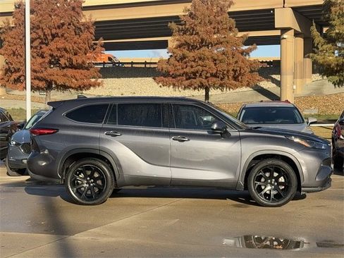 Used 2022 Toyota Highlander L image 3