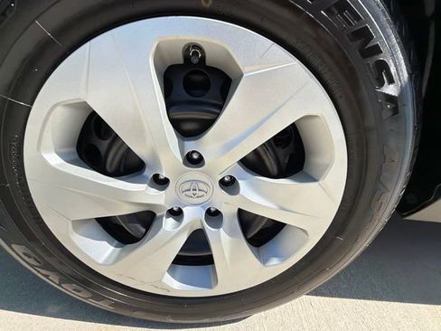 Used 2019 Toyota RAV4 LE FWD image 96