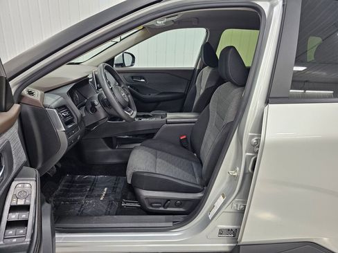 Used 2023 Nissan Rogue SV image 11