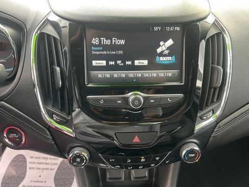 Used 2018 Chevrolet Cruze Premier image 11