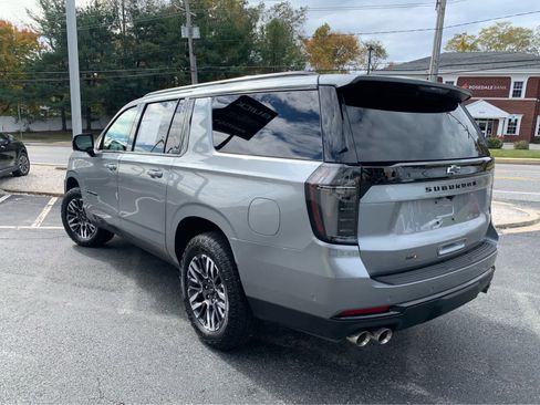 Used 2025 Chevrolet Suburban Z71 image 4