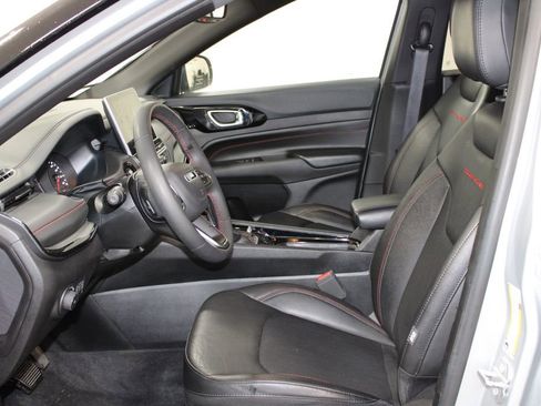 Used 2025 Jeep Compass Trailhawk image 14