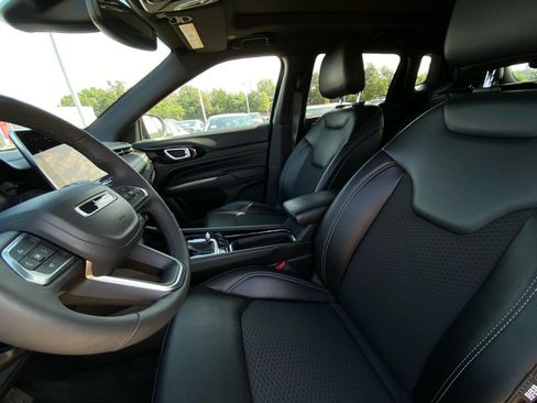 Used 2023 Jeep Compass Latitude w/ Sun and Sound Group AWD/4WD image 9
