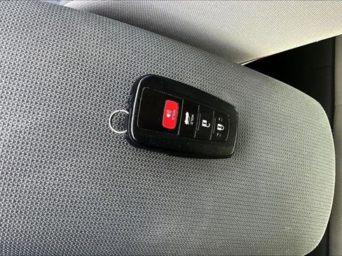 Used 2022 Toyota Corolla LE image 36