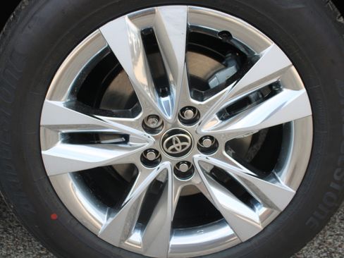 Used 2026 Toyota Sienna XLE FWD image 11