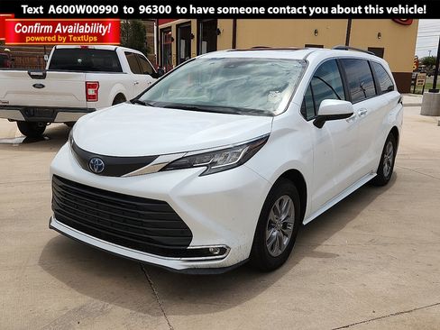 Used 2023 Toyota Sienna XLE image 1