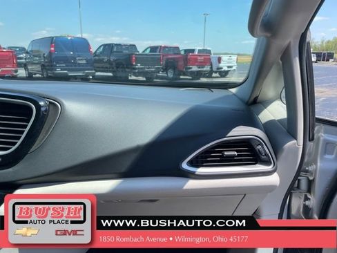 Used 2024 Chrysler Pacifica Touring-L image 26