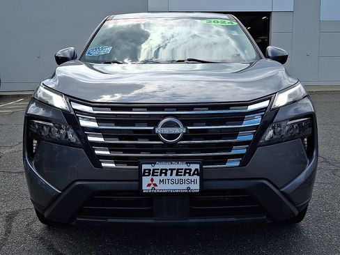 Used 2024 Nissan Rogue SV AWD/4WD image 2
