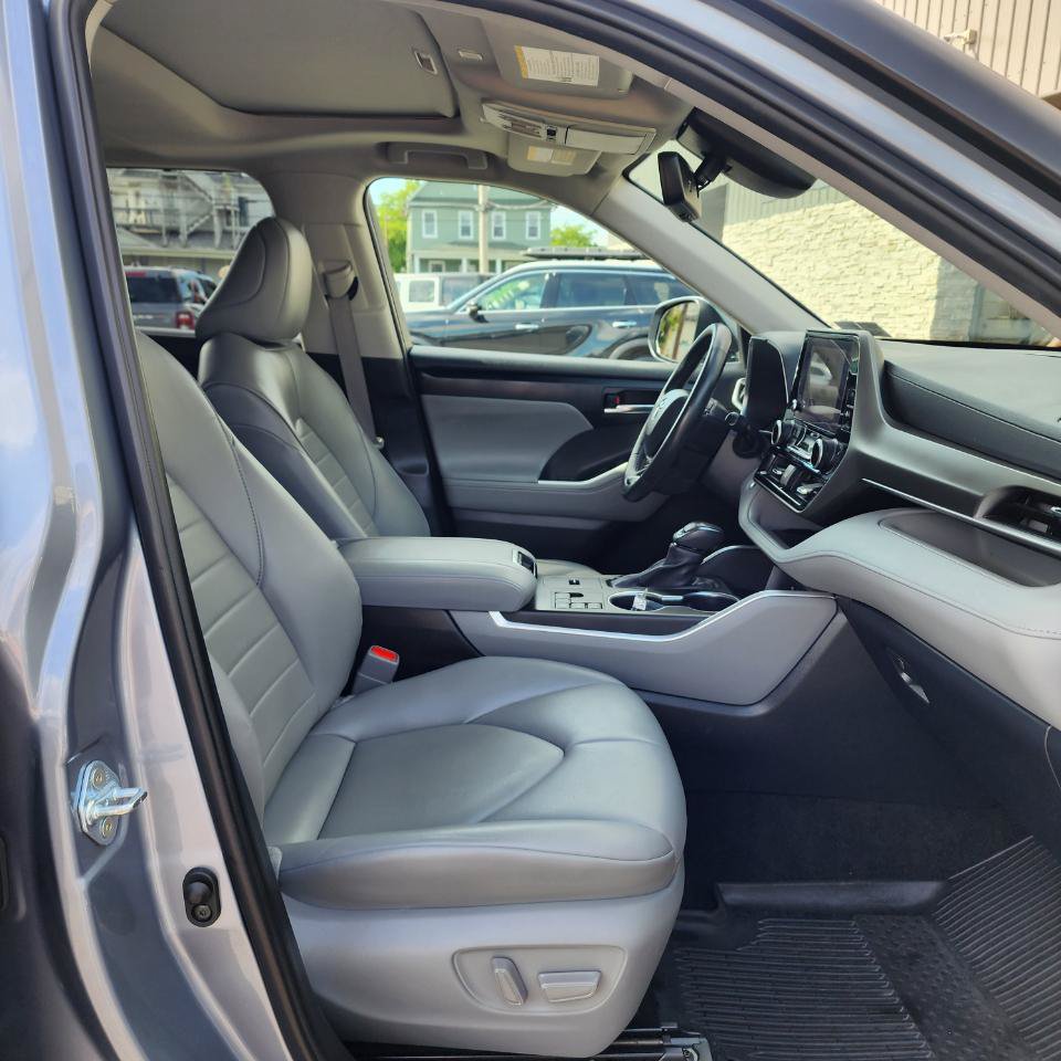 Used 2024 Toyota Highlander XLE FWD image 15
