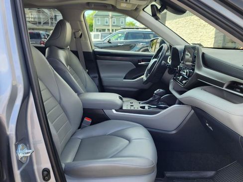 Used 2024 Toyota Highlander XLE FWD image 15