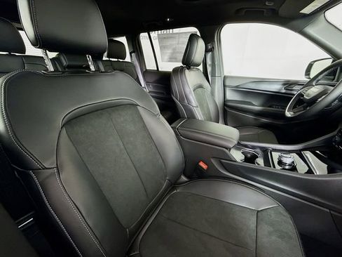 New 2025 Jeep Grand Cherokee Altitude image 27