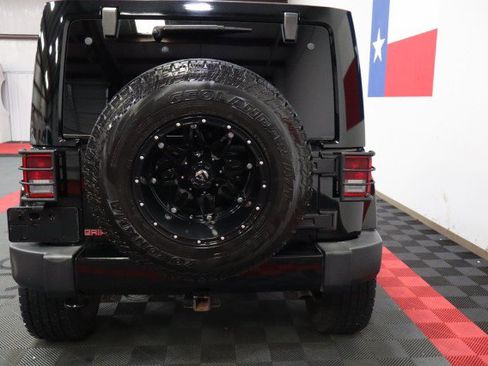 Used 2017 Jeep Wrangler Unlimited Sahara w/ Connectivity Group AWD/4WD image 12