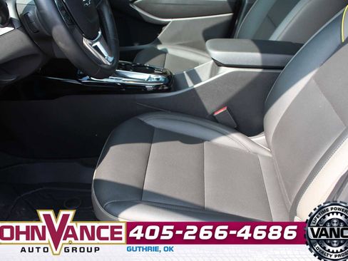 Used 2025 Chevrolet Trax ACTIV w/ Driver Confidence Package FWD image 23