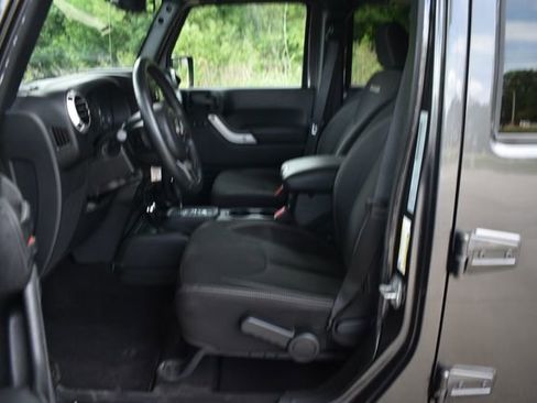 Used 2017 Jeep Wrangler Unlimited Sahara w/ Connectivity Group AWD/4WD image 9