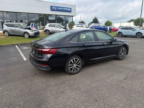 Used 2025 Volkswagen Jetta SE FWD image 3